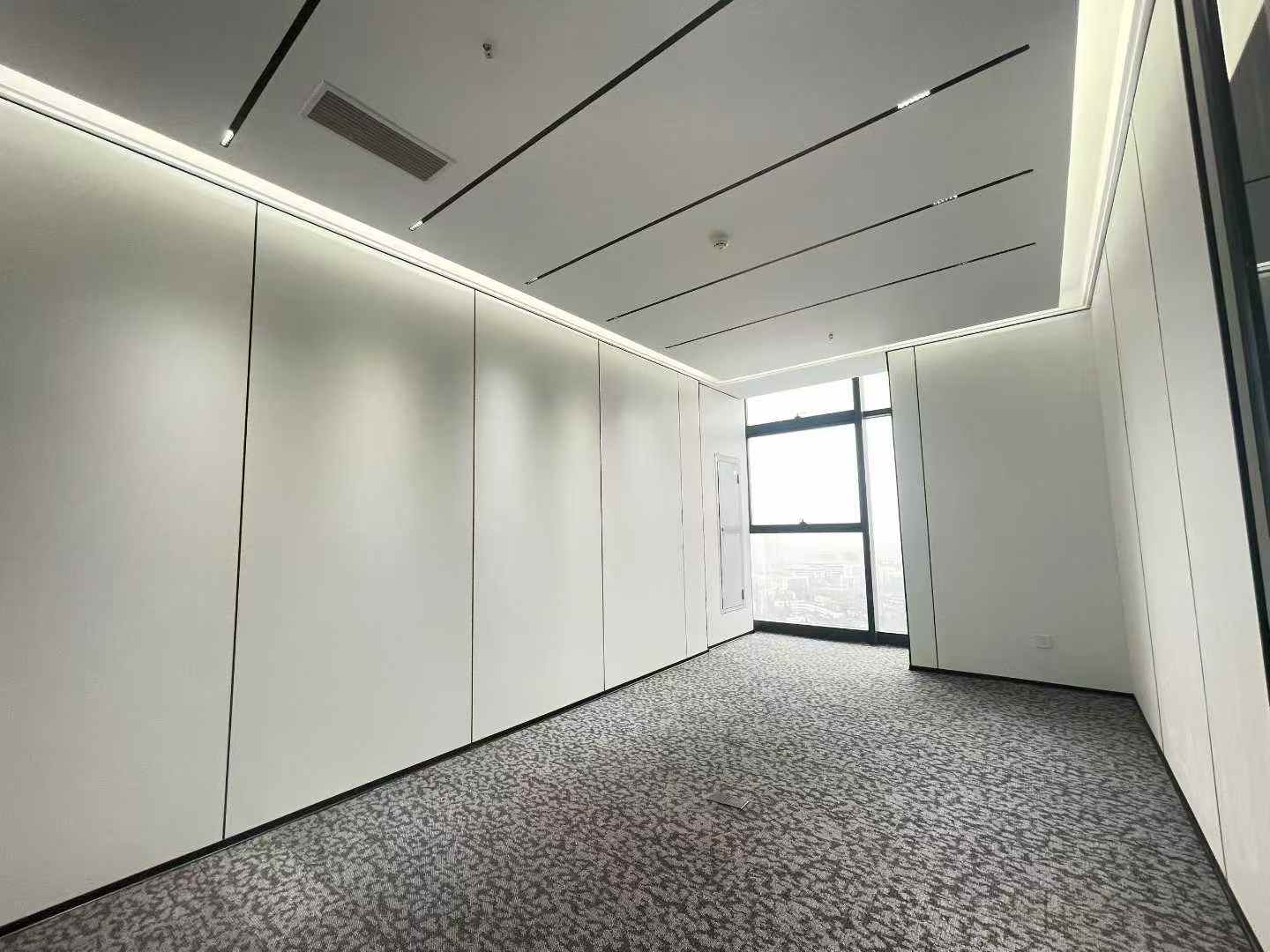 成华区十里店地铁口甲级楼盘 289平 4隔间30工位 高区视野无遮挡 大隔间 龙腾广场办公室出租