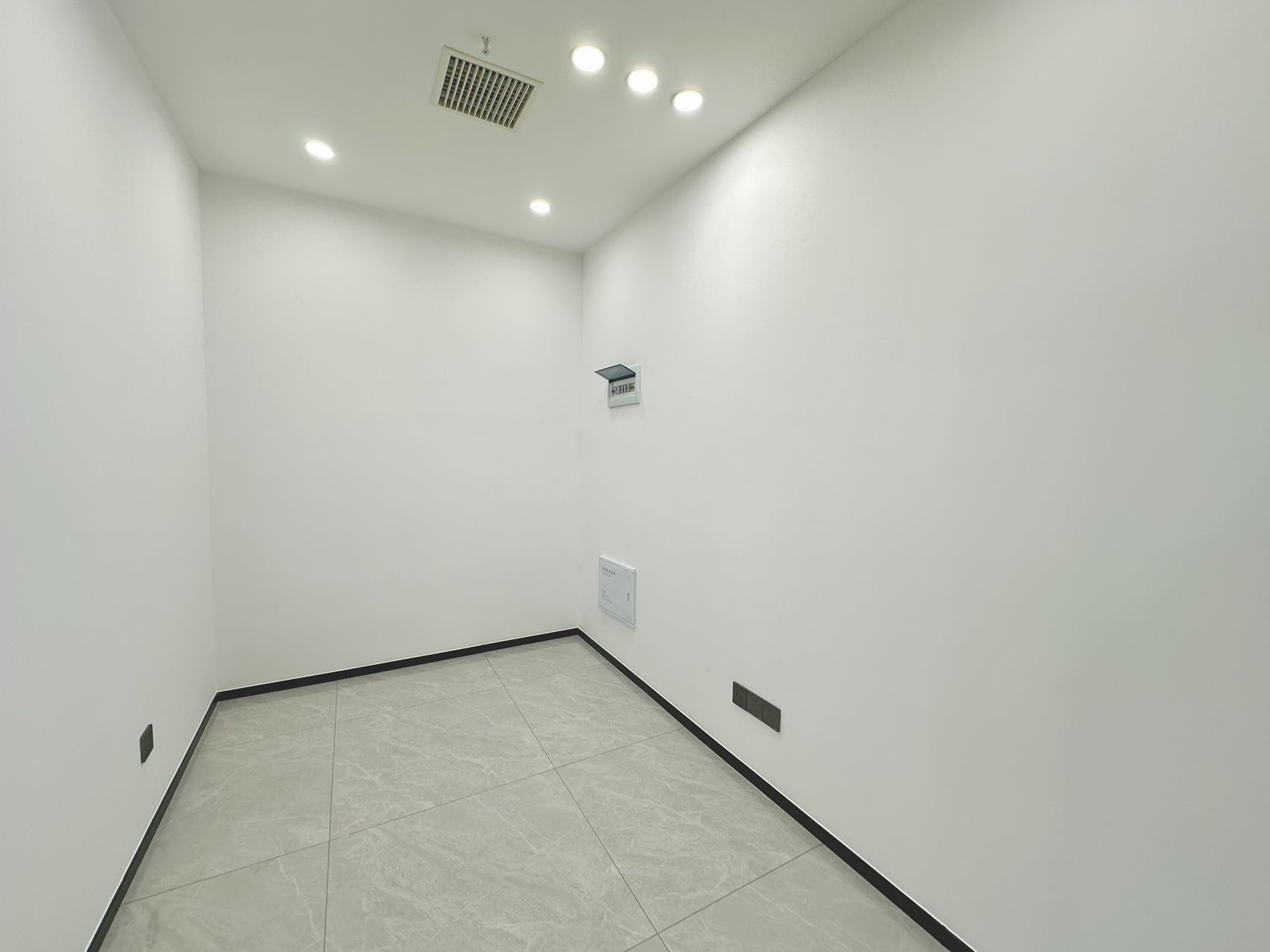 武侯区红牌楼版块 精致小户型 102平 3隔间12工位 7800元含物业费 地铁口 红牌楼广场办公室出租