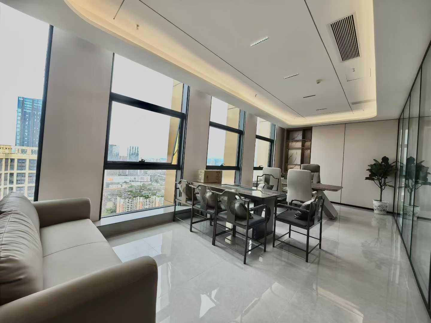 人民北路甲级楼盘 424平 双面采光 6隔间34工位 24小时空调 吊完顶层高3米 电梯口 北成8号办公室出租