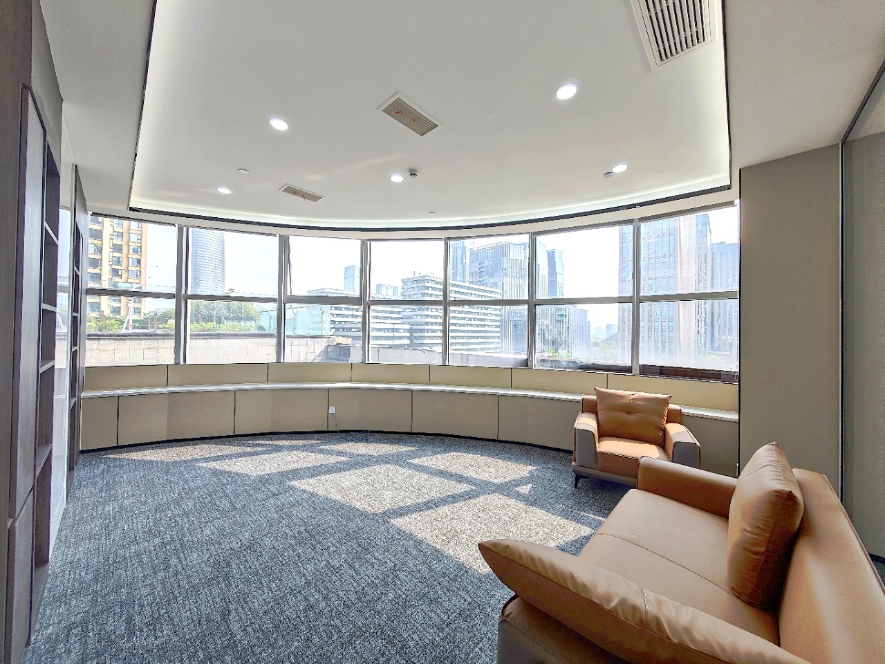 高新区核心CBD位置 孵化园地铁口 196平 4隔间16工位 双面采光 24小时空调含能耗 嘉润国金办公室出租