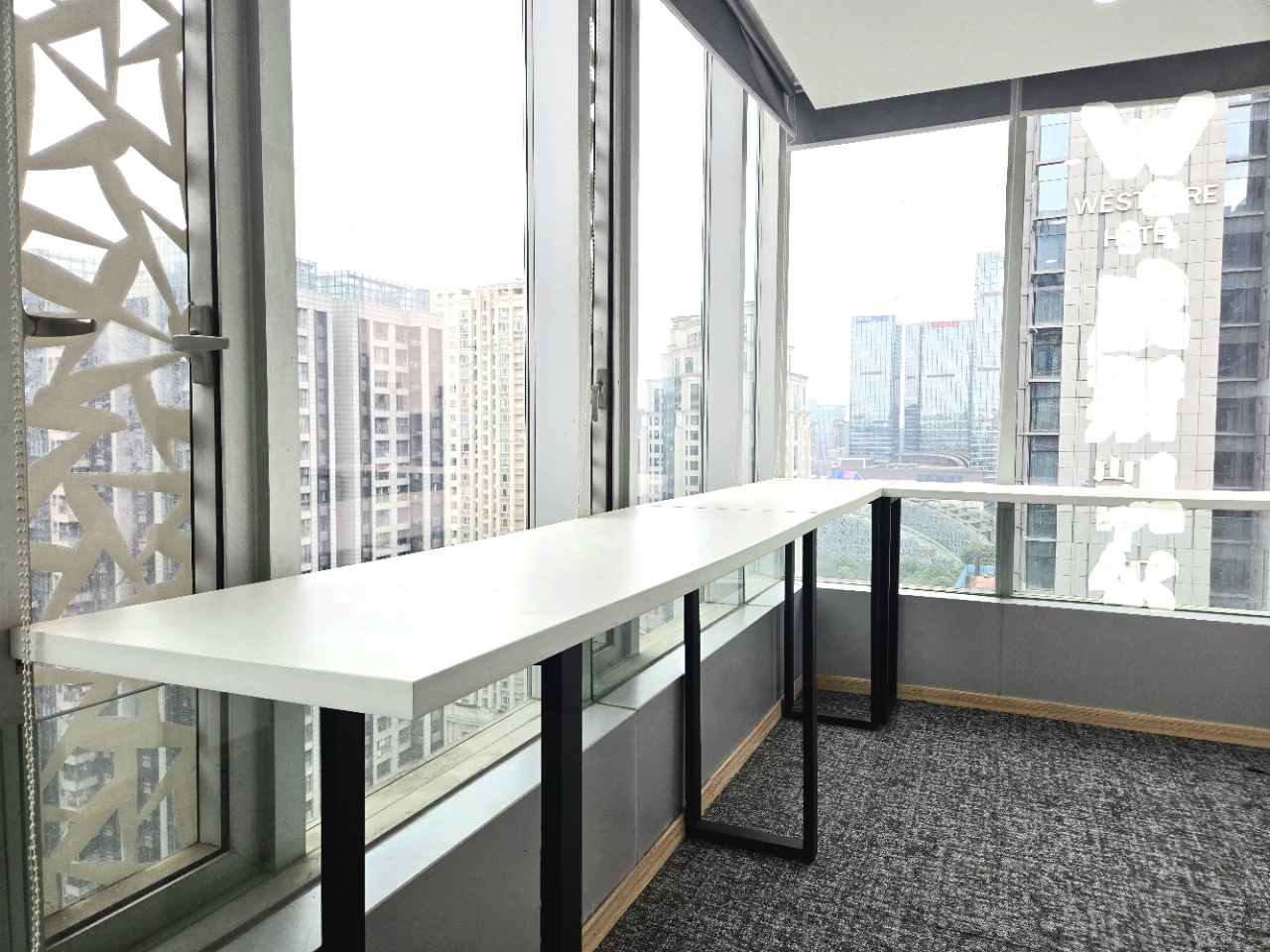 金融城电梯口双面采光户型 视野巴适 364平 5隔间40工位 带大隔间 可租可售 中航国际广场办公室出租