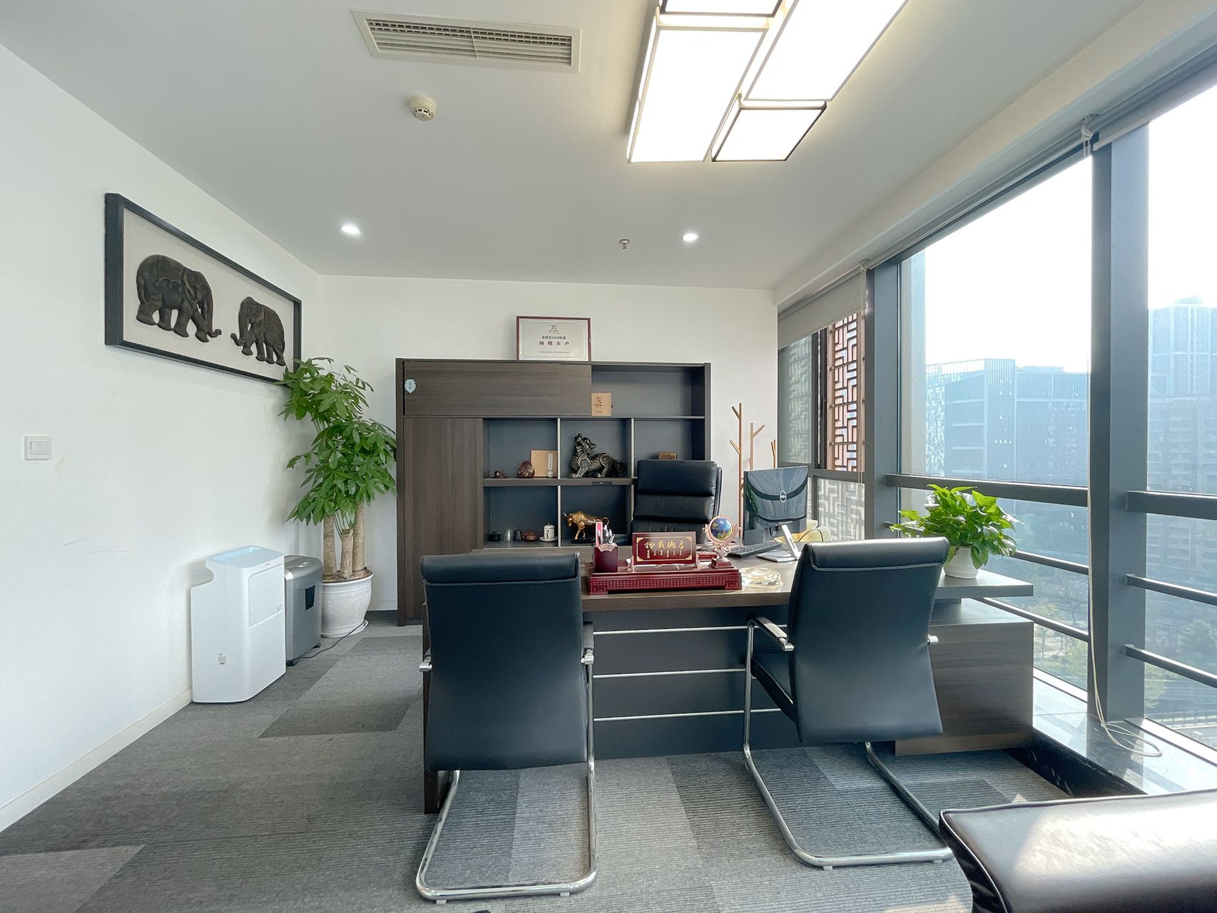 二街性价比房源 5隔间14工位 精装带家具 户型方正 坐北朝南 蜀都中心