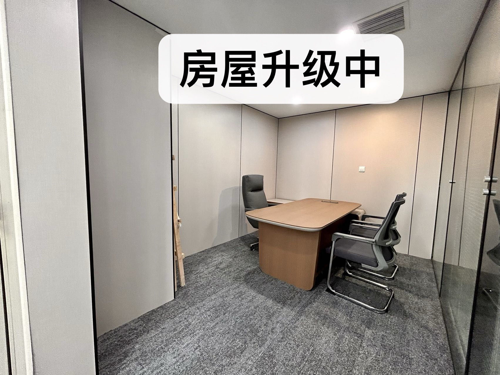 市中心东门大桥地铁口 150平 3隔间14工位 精装带家具 户型方正 报价含物业费 东方广场办公室 出租