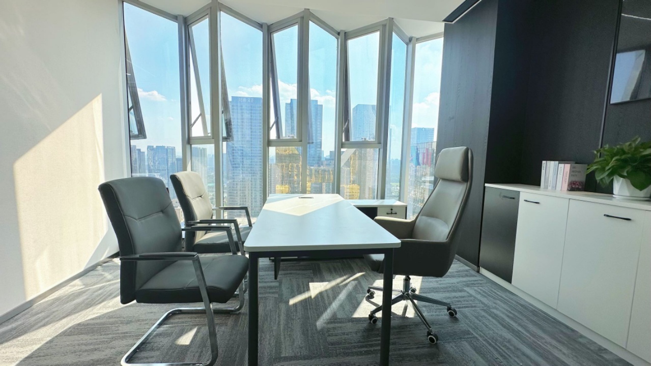 9号线芯岛地铁小几百米 甲写楼盘 345平方 4隔间24工位 高区视野巴适 户型方正 带家具 嘉煜金融科技中心办公室出租