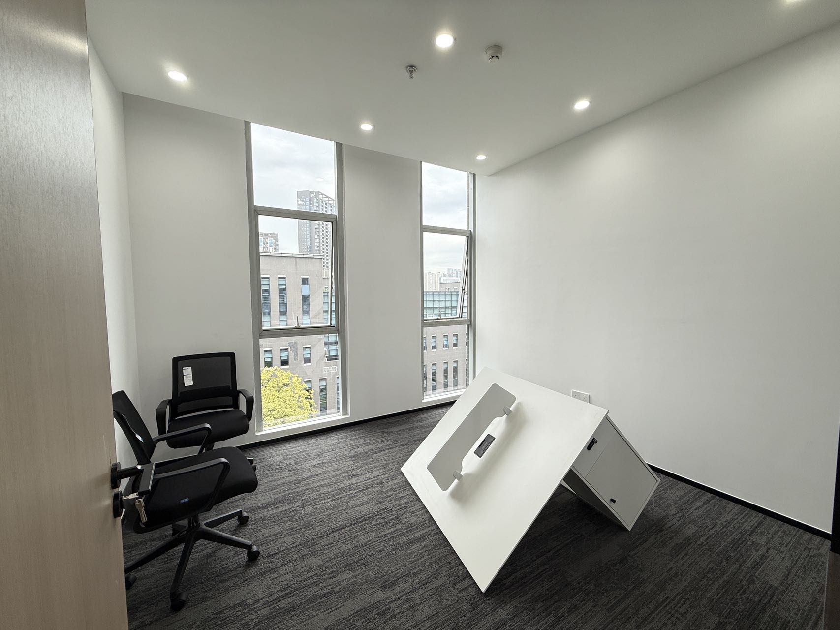 天府五街园区办公 按套出租 含物业费 6隔间36工位 园区环境安逸 适合科技 艺术类公司 软件园D4办公室出租