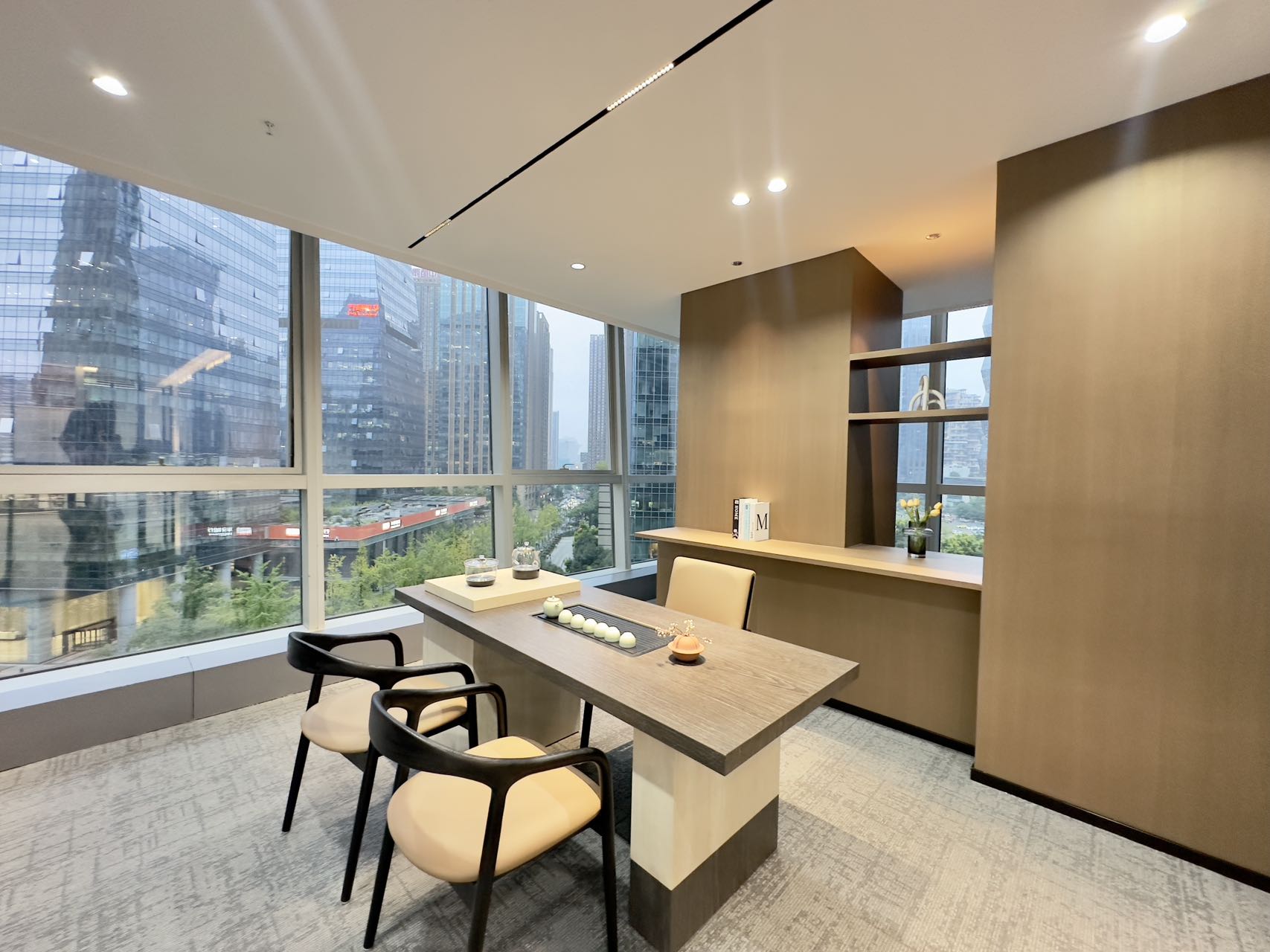 天府三街甲级写字楼 品质艺术装修 364平 5隔间40工位三面采光 3.5w含物业 价格可谈 希顿国际办公室出租