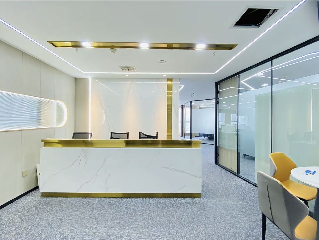 春熙路甲写楼盘 224平方 4隔间40个1米工位 精装带家具 朝东正对大熊猫 时代广场办公室出租