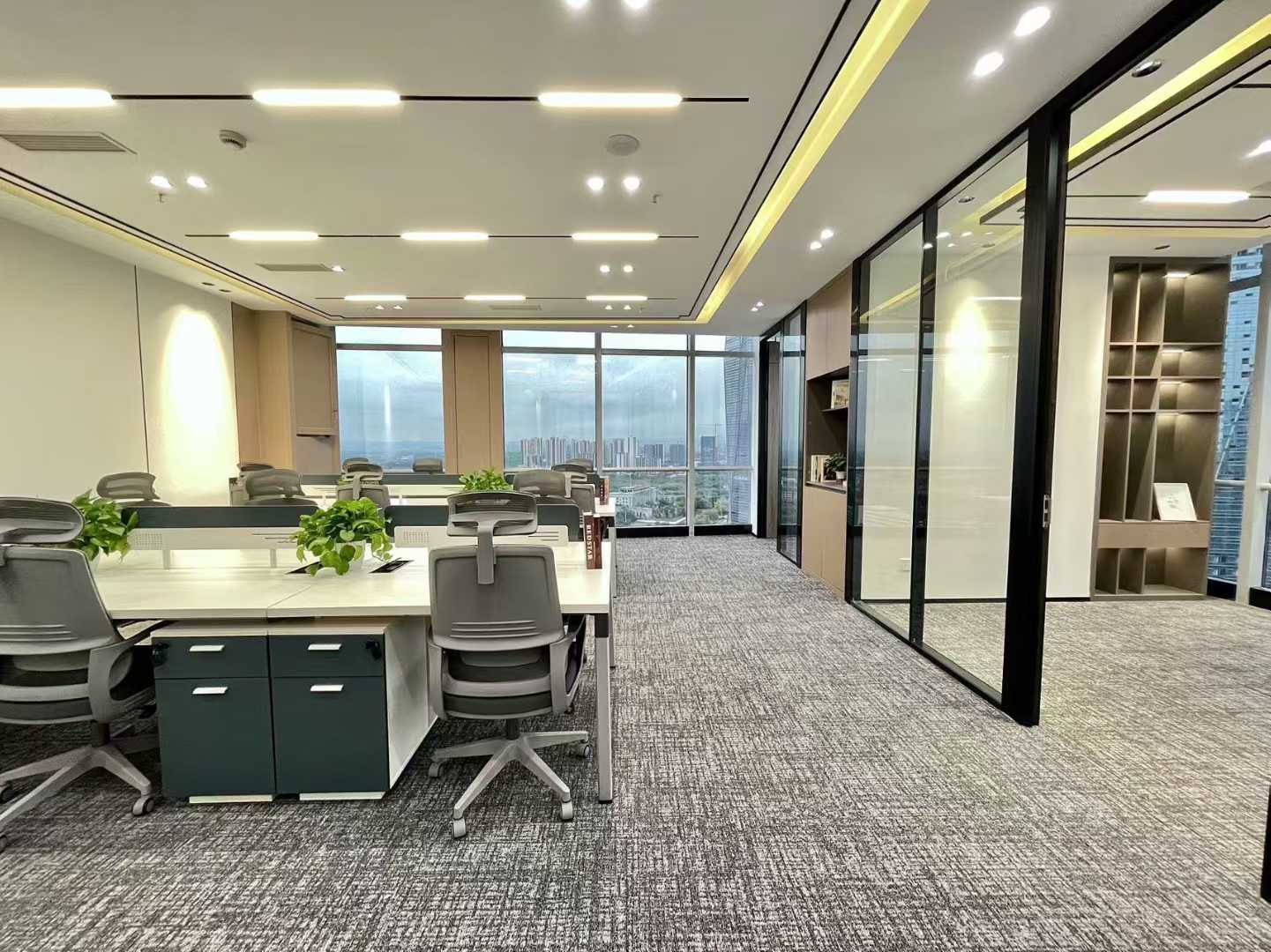 2号线洪河地铁三四百米 甲级楼盘 196平方 4隔间16工位 双面采光 精装带家具 视野非常巴适 绿地468锦峰办公室出租|锦江区写字楼|锦江区办公室|租小团