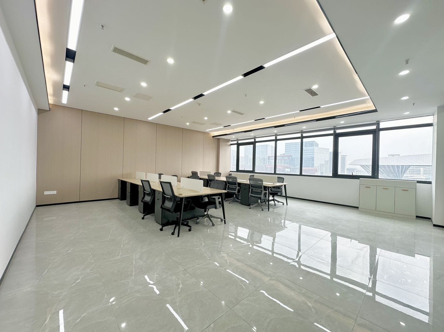 青羊区蔡桥地铁 服务面积257㎡ 4隔间120工位 拎包入住 户型方正 绿地跨贸港 成都办公室出租