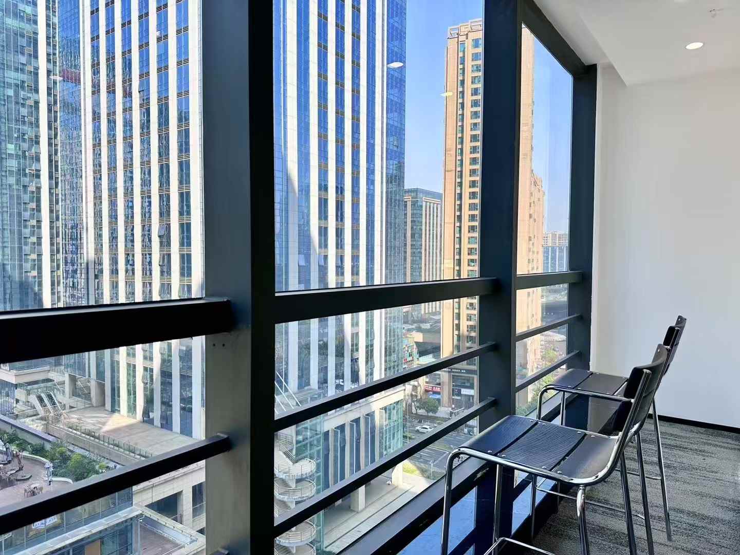 世纪城/天府二街业主直租 4隔间24工位 报价含物业费 采光视野巴适 产品完美呈现 蜀都中心办公室出租