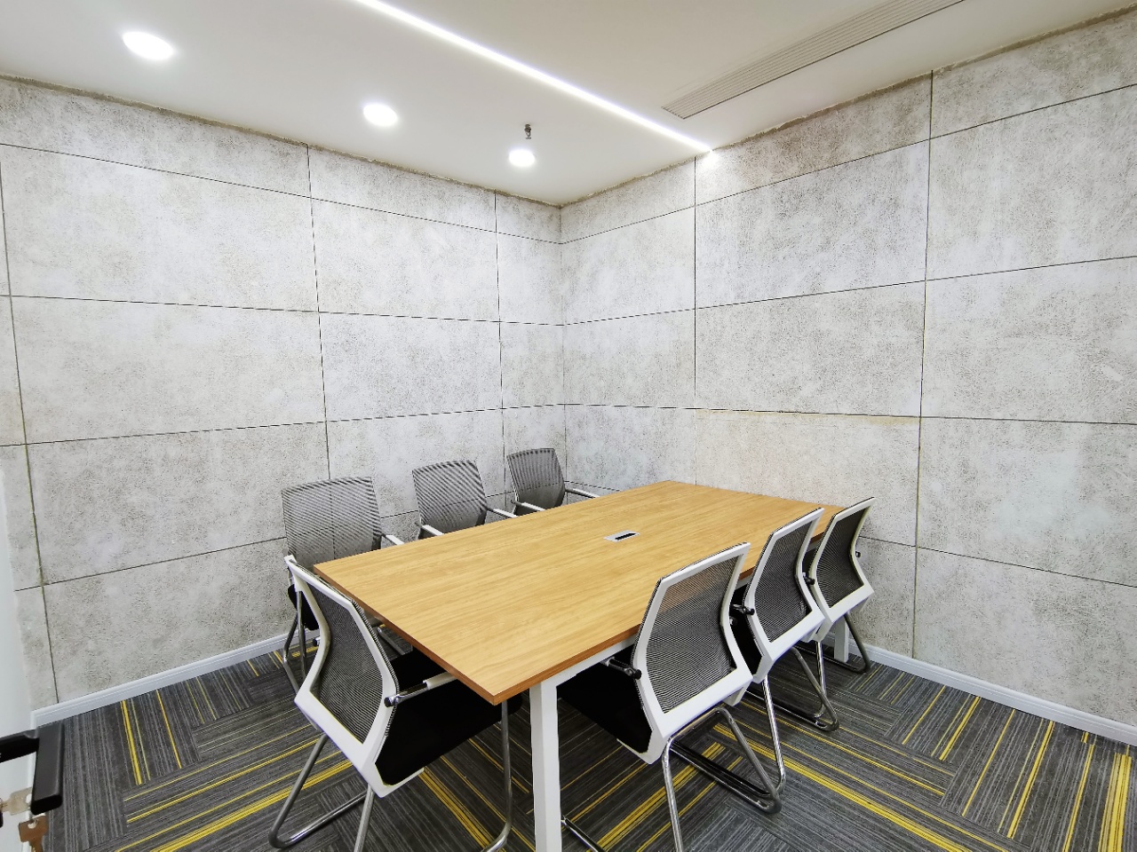 青羊区5号线青羊宫地铁口 120平小面积 3隔间18工位 上下班交通方便  户型方正 浣花香大厦办公室出租