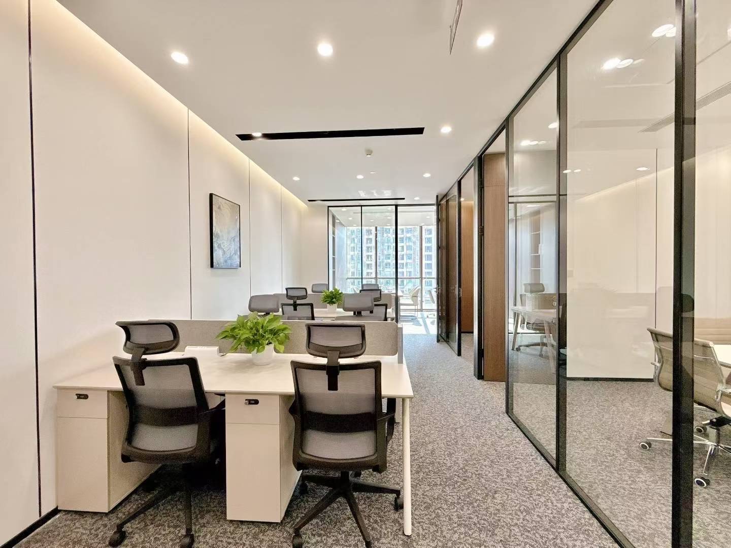 高新区世纪城地铁口 精装小面积 3隔间8-10工位 报价含物业费 大气老板间 东方希望天祥办公室出租