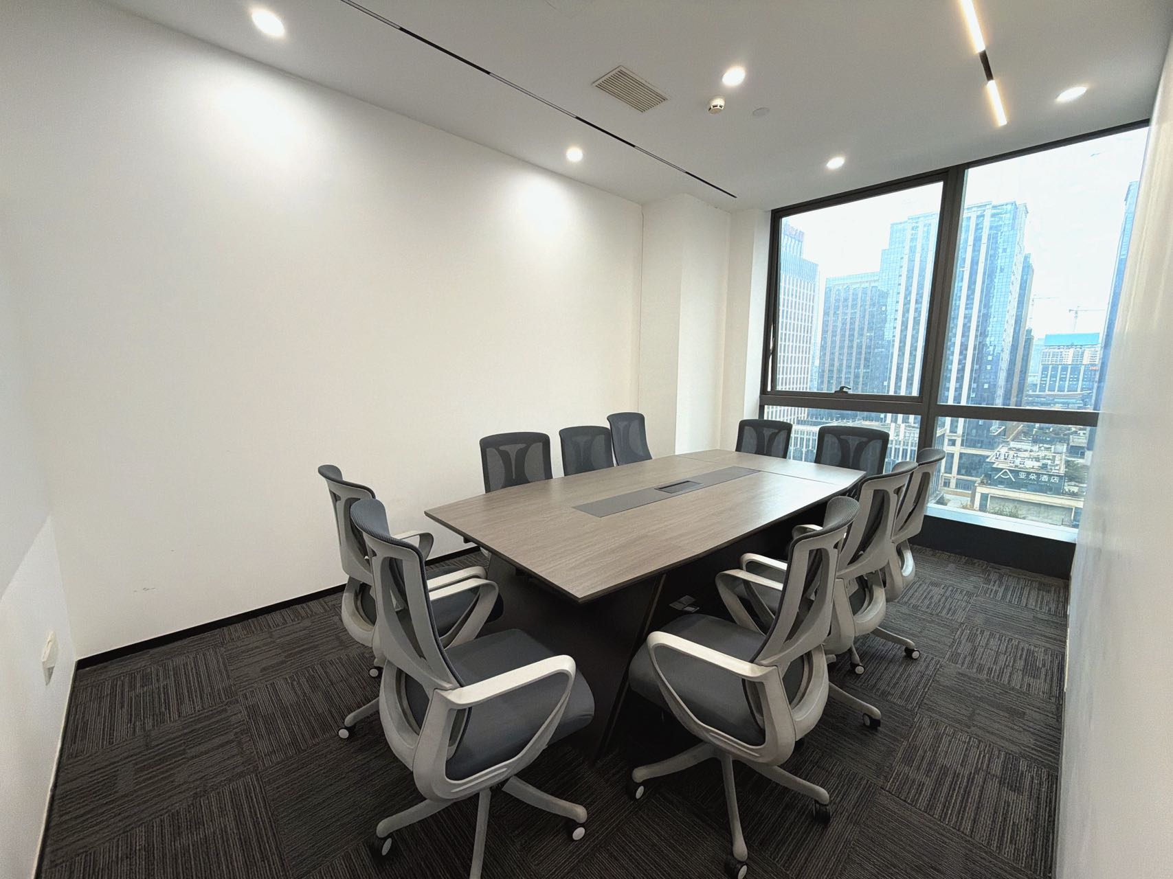 天府二街超甲楼盘 182平 4隔间18工位 产权出租 双面采光 品质楼盘 精装带家具 领地环球办公室出租