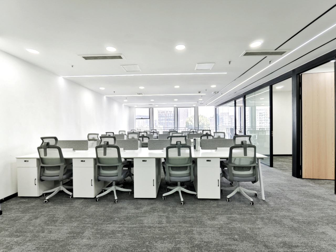 武侯区桐梓林地铁口 超高利用率 290平 6隔间40工位 特价含物业费 精装带家具 新希望大厦办公室出租