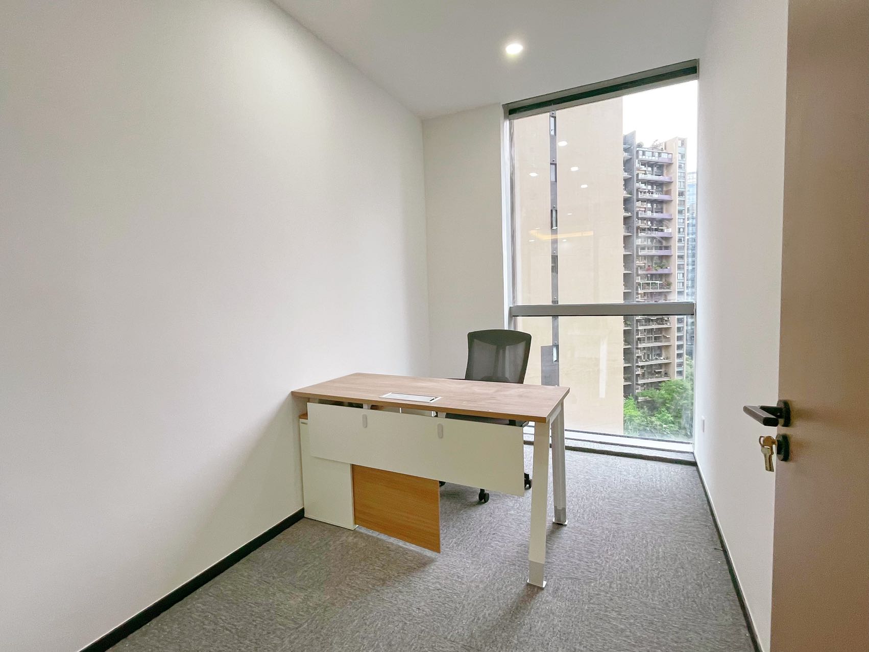 金融城誉峰国际精装现房 386平方 7隔间48工位 双面采光 24小时空调 办公室出租