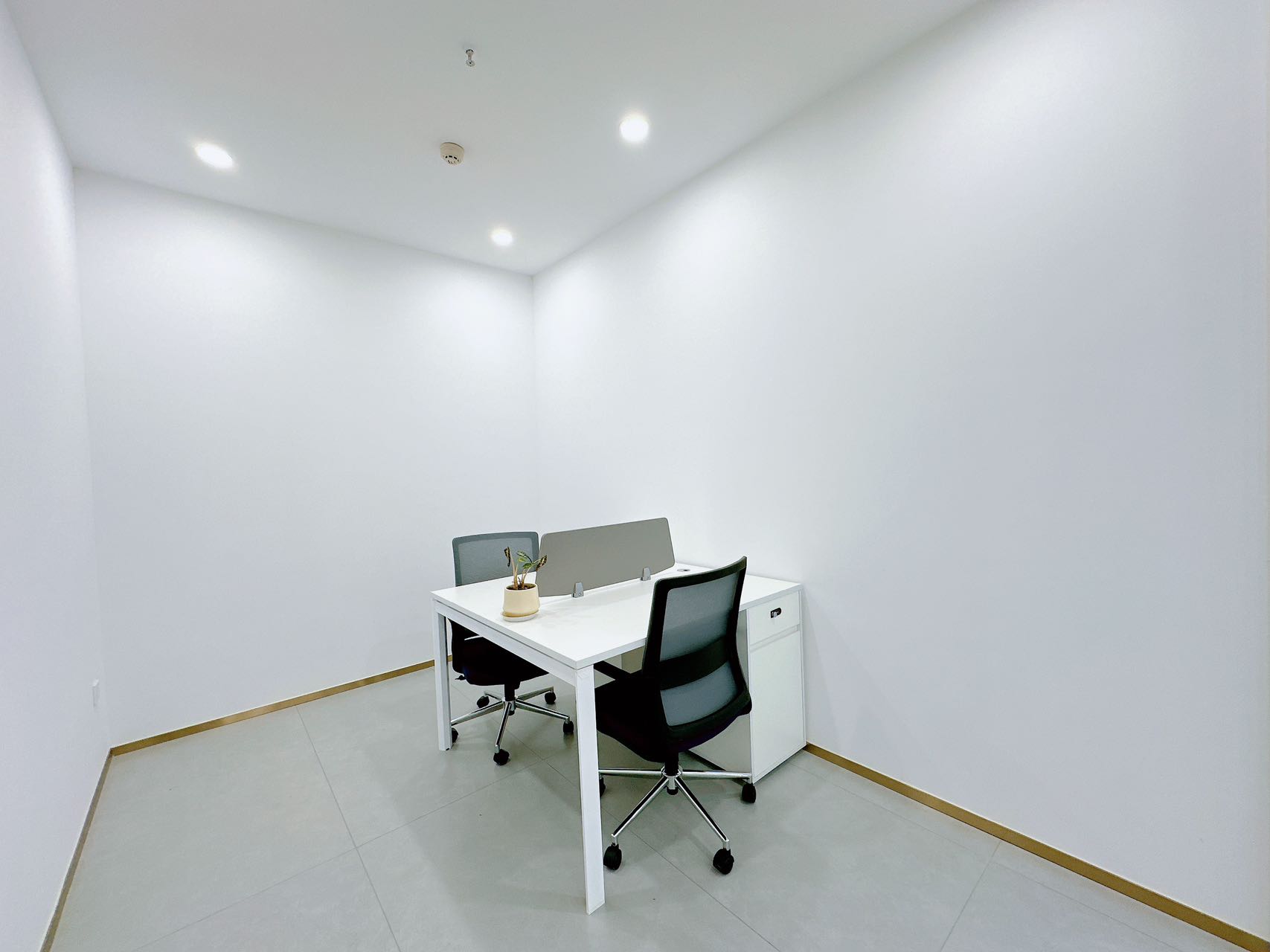 天府三街地铁口软件园B5精装大面积 140-150工位+6个隔间 精装带家具 户型方正 停车收费便宜 软件园办公室出租