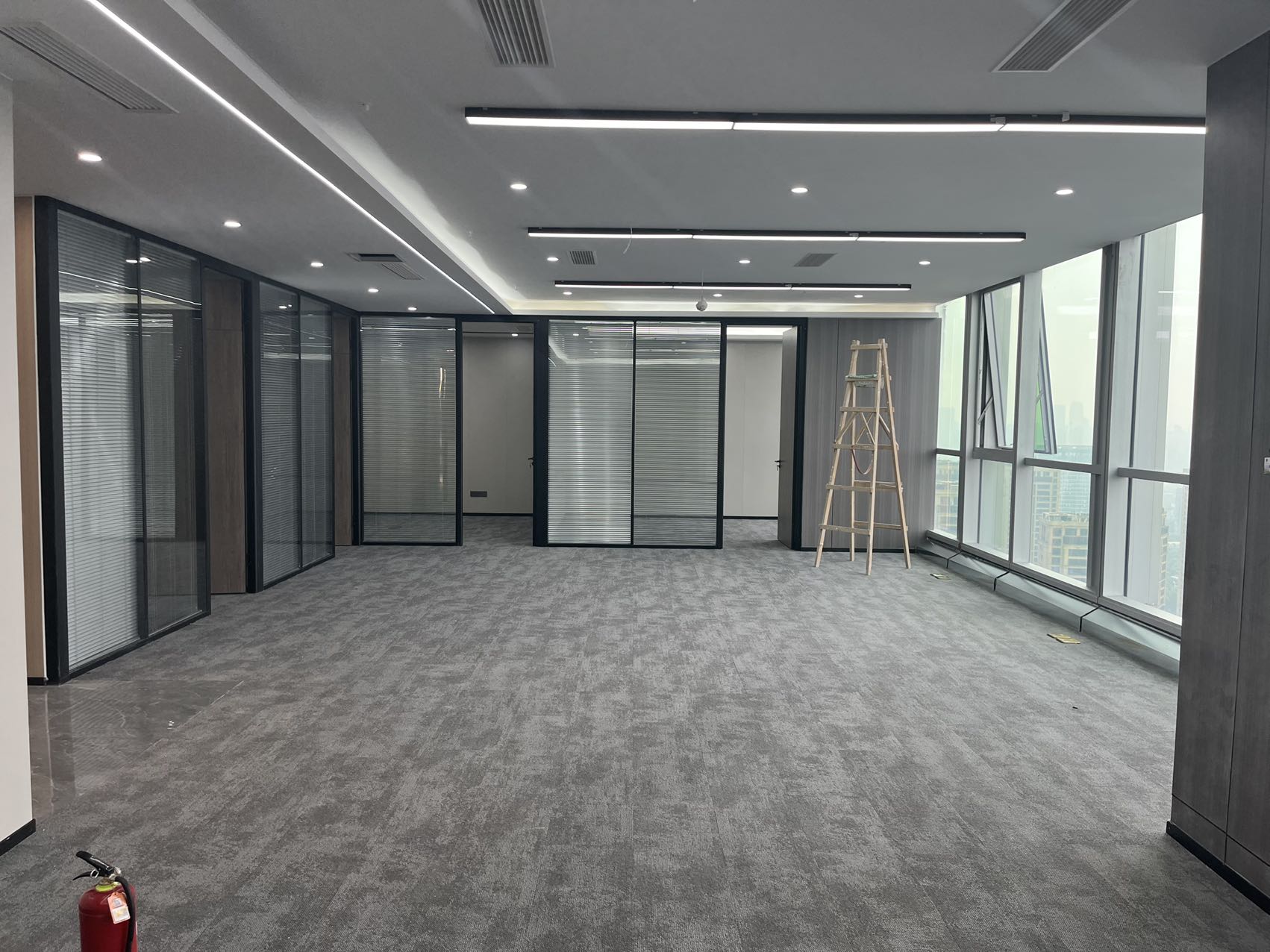 成华区东郊记忆超甲楼盘 295平方 4隔间32工位 24小时空调 电梯口 户型方正 万科大厦办公室出租