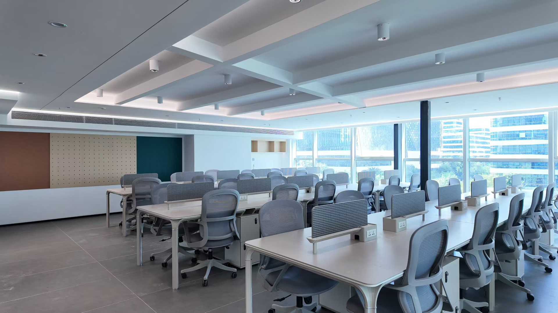 天府三街地铁三四百米 24小时空调楼盘 305平 5隔间42工位 双面采光 精装带家具 带共享露天花园 福年广场办公室出租