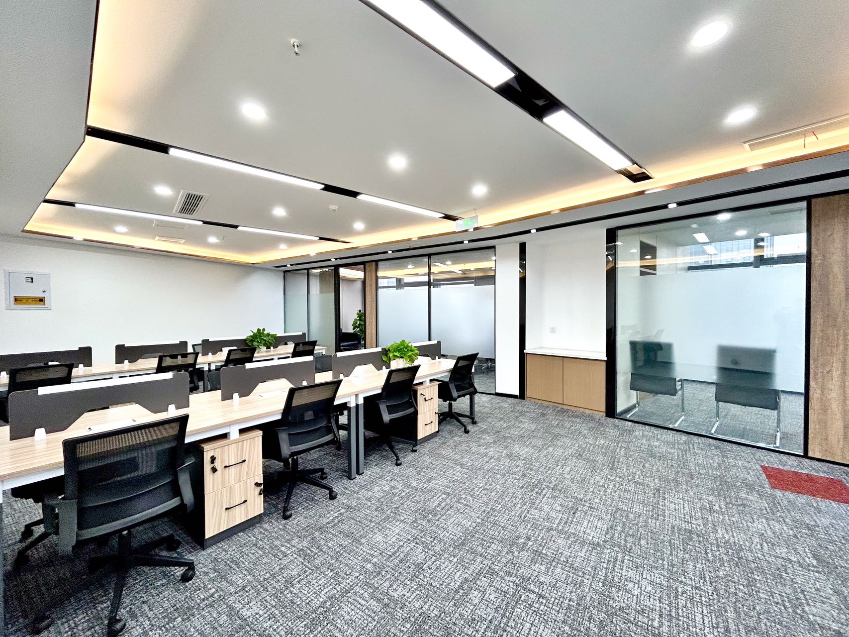 成华区杉板桥地铁四五百米 近东郊记忆 243平 4隔间24工位 落地窗 视野巴适 多弗国际办公室出租