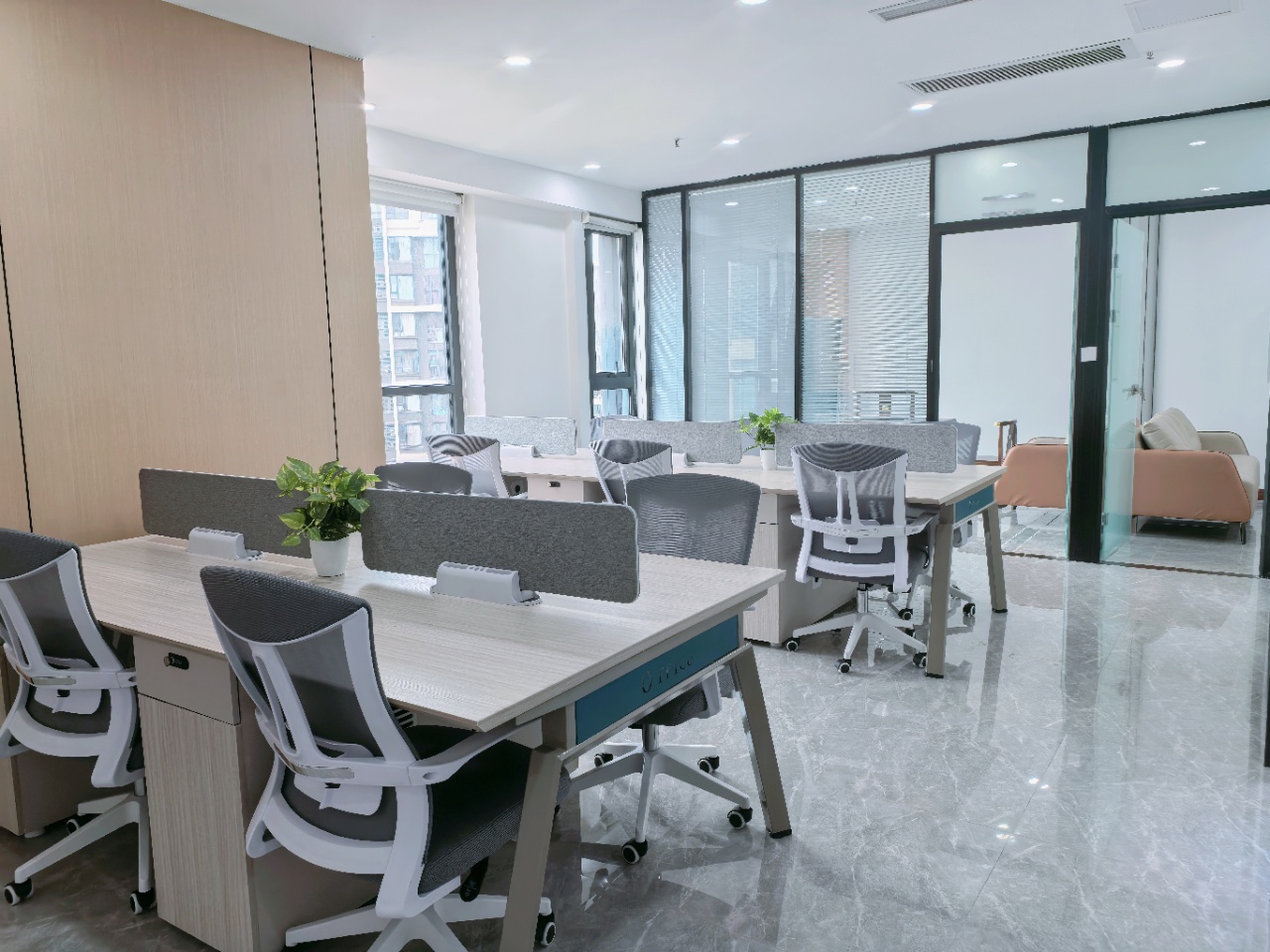 天府一街精装小户型 按套出租 3隔间14工位 24小时空调 报价含物业费 大气前台 智地哥谭办公室出租