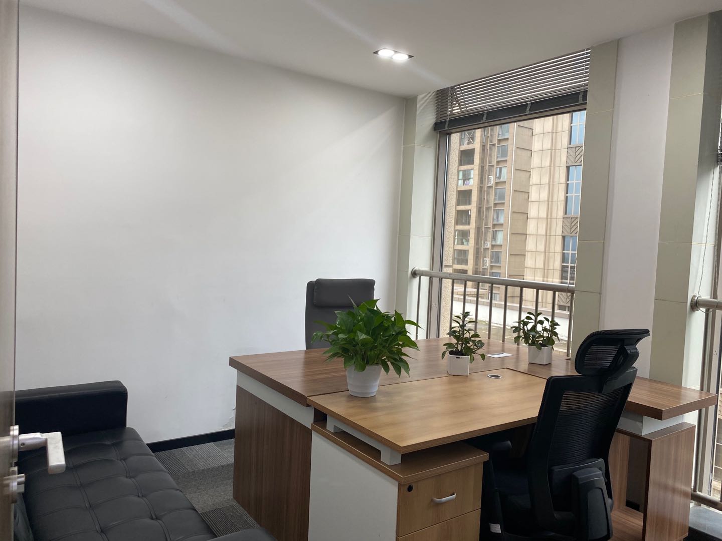 世纪城地铁四五百米 272平方 5隔间28工位 户型方正 带家具 首东置业办公室出租