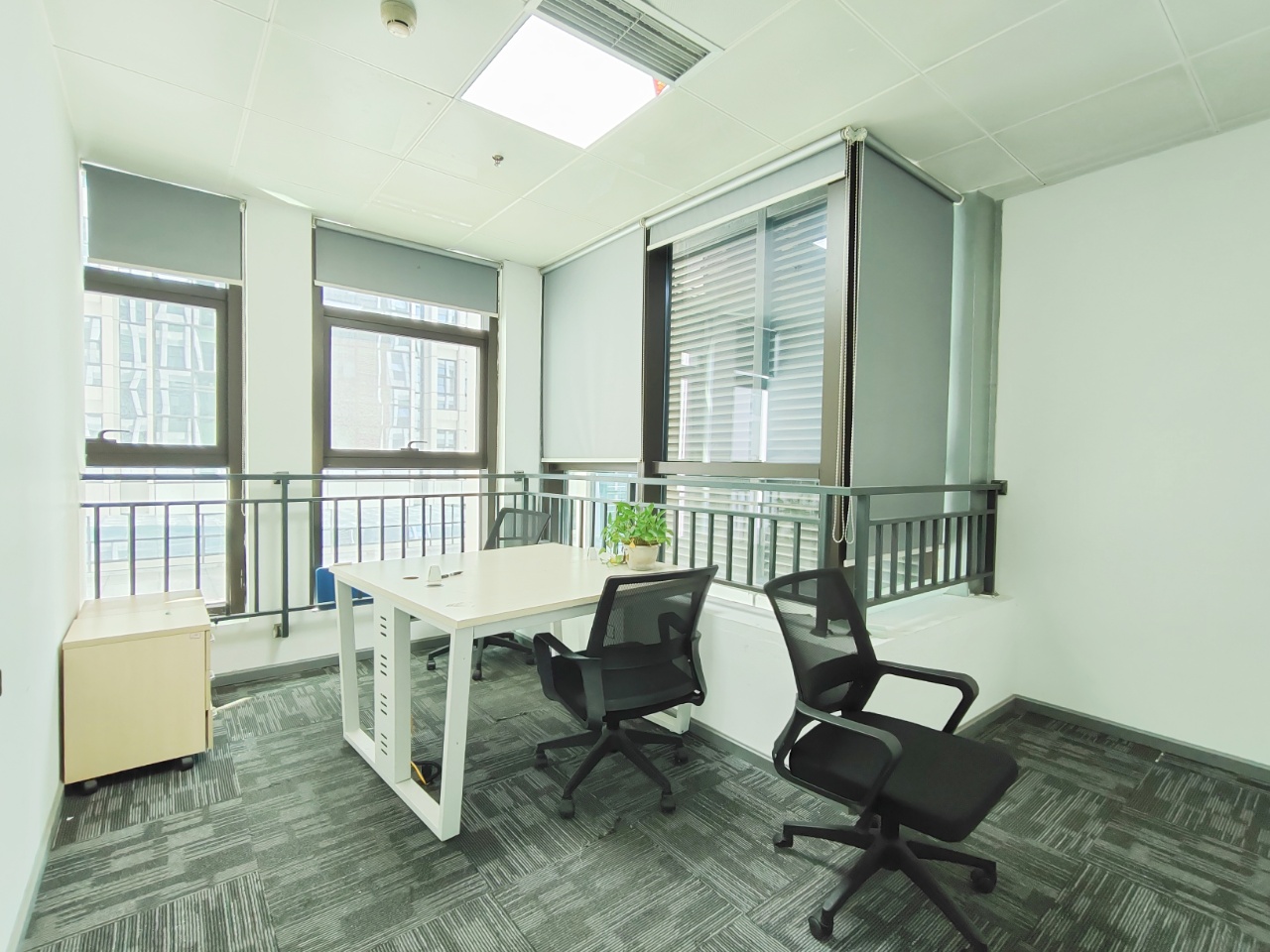 孵化园/金融城精选小面积 104平 3隔间12工位 利用率高 户型方正 24小时空调 中航国际交流中心办公室出租