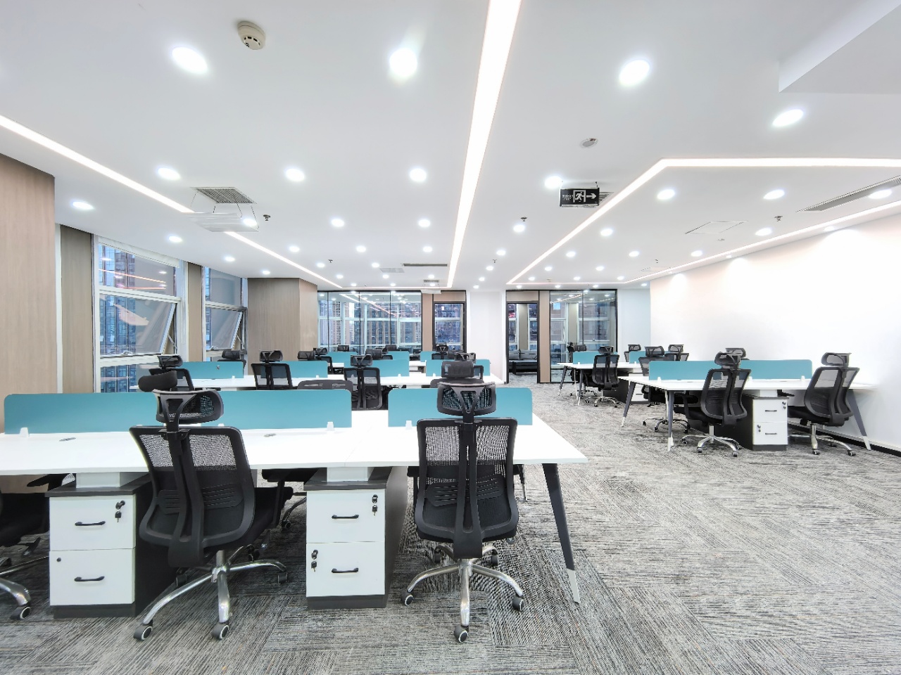 天府三街超甲双面采光优质户型 310平 5隔间30工位 含物业费 超甲楼盘 节能大厦办公室出租