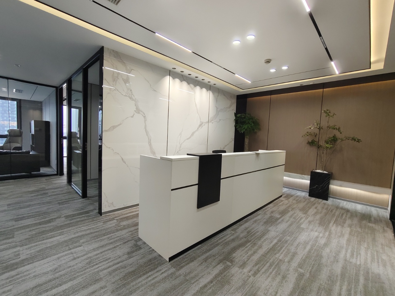 孵化园-三地铁交汇 甲级写字楼 315平方 5隔间30工位 新装修 配套齐全 强力推荐 新中泰国际办公室出租