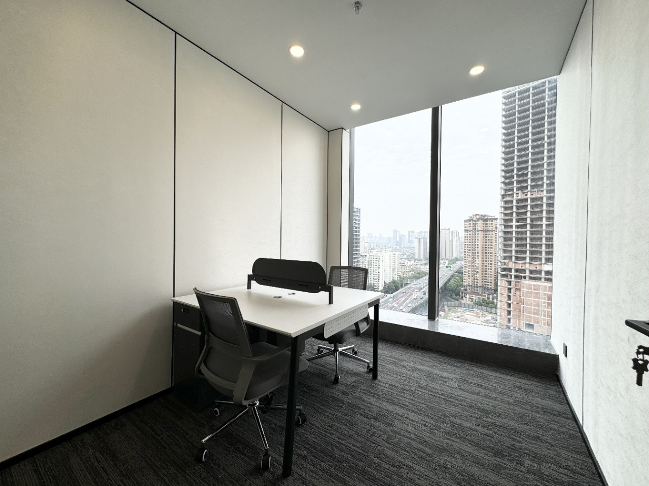 市中心牛市口地铁口超甲写字楼 3隔间20工位 220平 精装带家具 视野巴适 汇信财富中心办公室出租