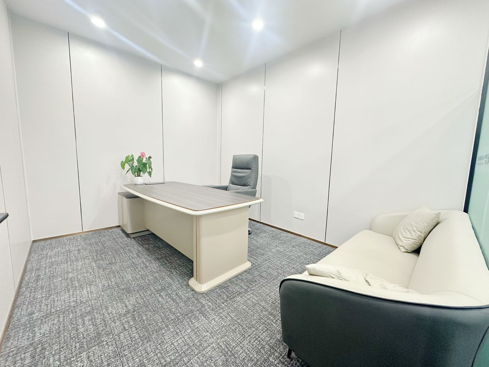 成华区东郊记忆地铁口 视野巴适 280平方 6隔间24工位 户型方正 无加时费 万科天荟办公室出租