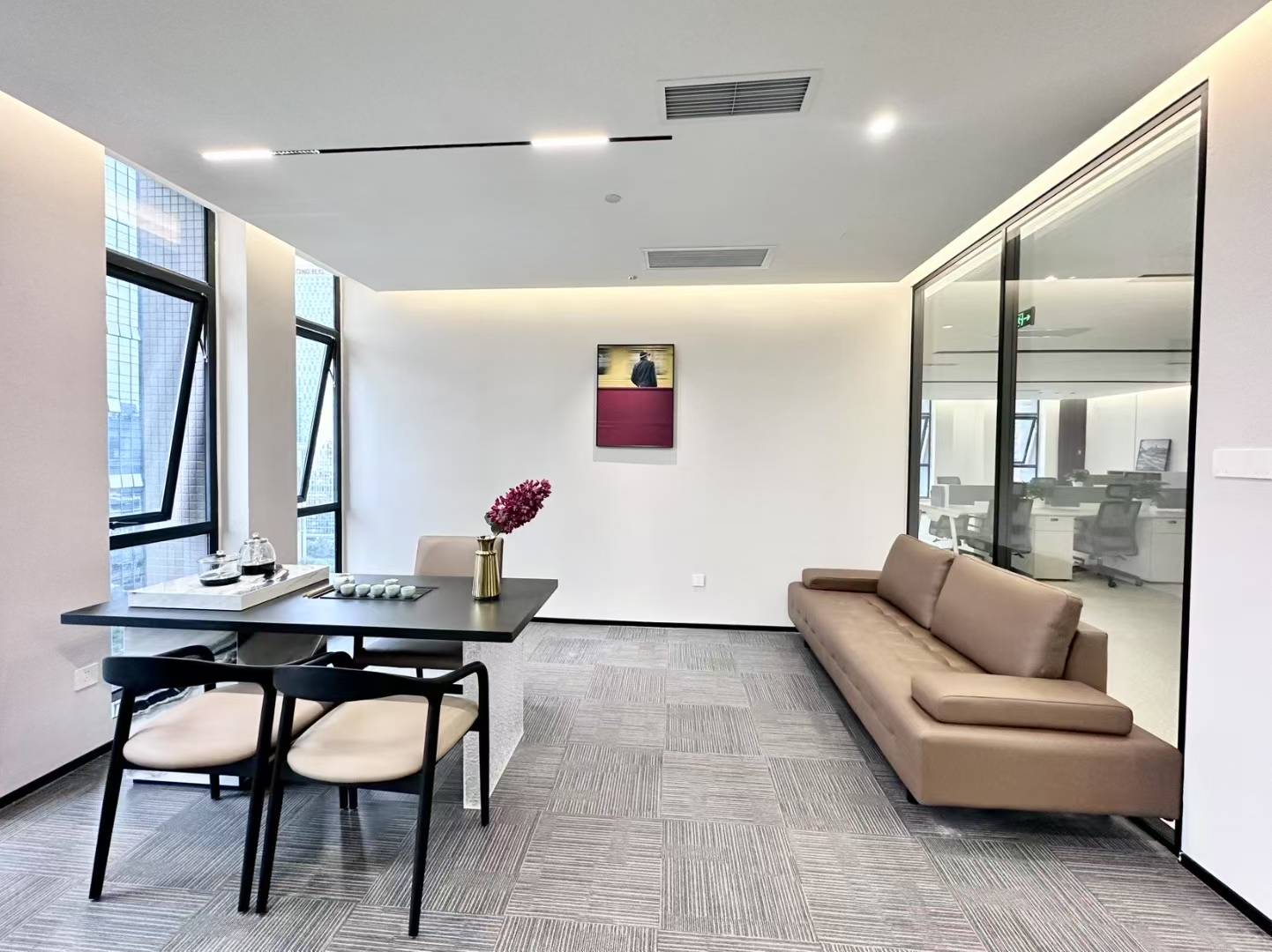 航兴国际楼栋天花板装修 332平 4隔间2储物29工位带前台 报价75元 价格可聊 写字楼出租