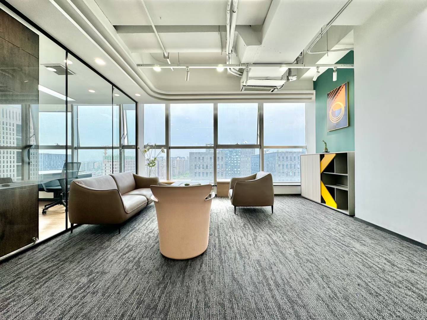 金融城24小时空调楼盘 按套出租 5隔间24工位带休息区 正对电梯口 采光巴适 布鲁明顿办公室出租