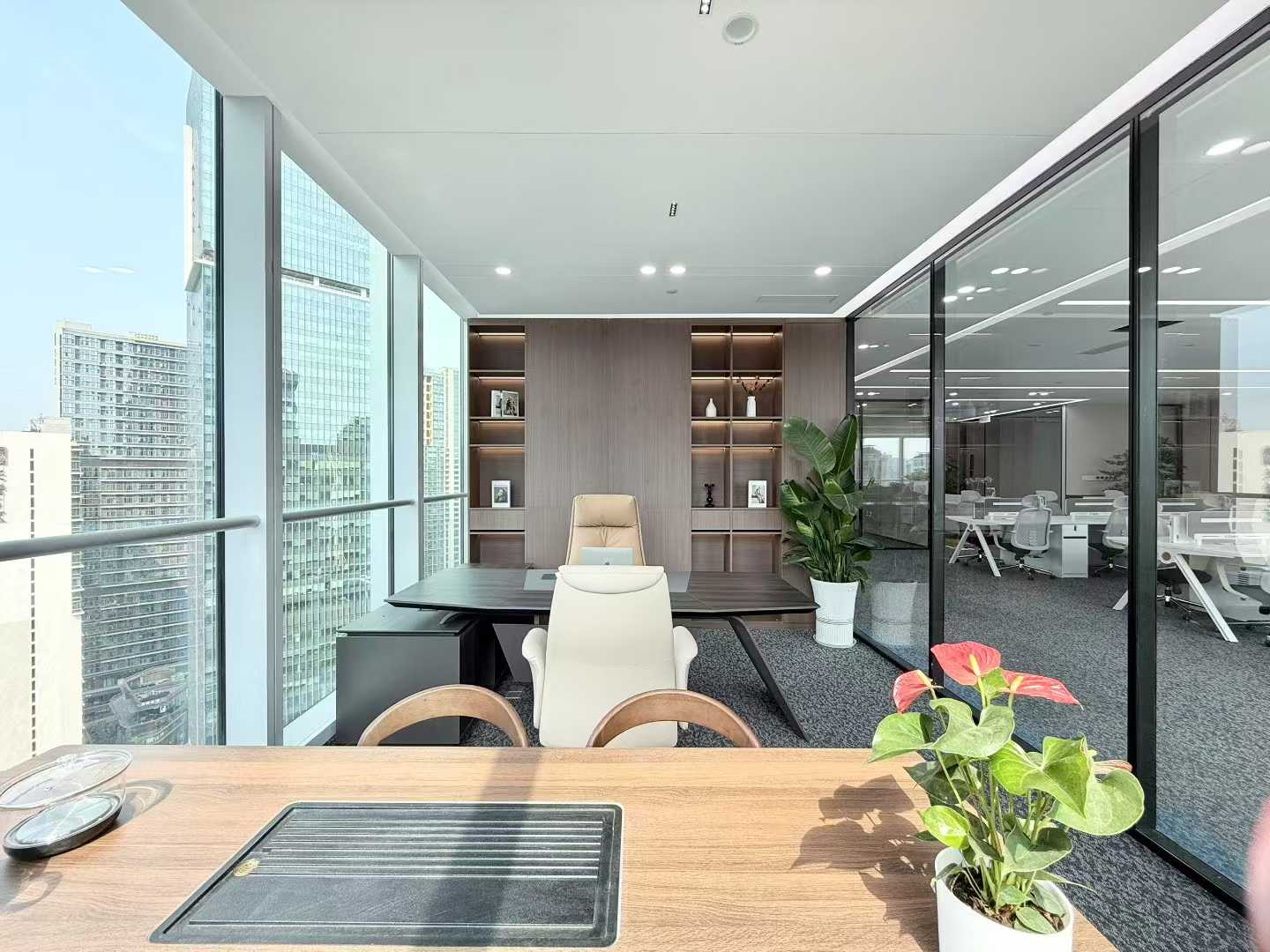 攀成钢超甲高端楼盘 服务面积370平 4隔间36工位  双面采光 精装带家具 光环中心办公室出租