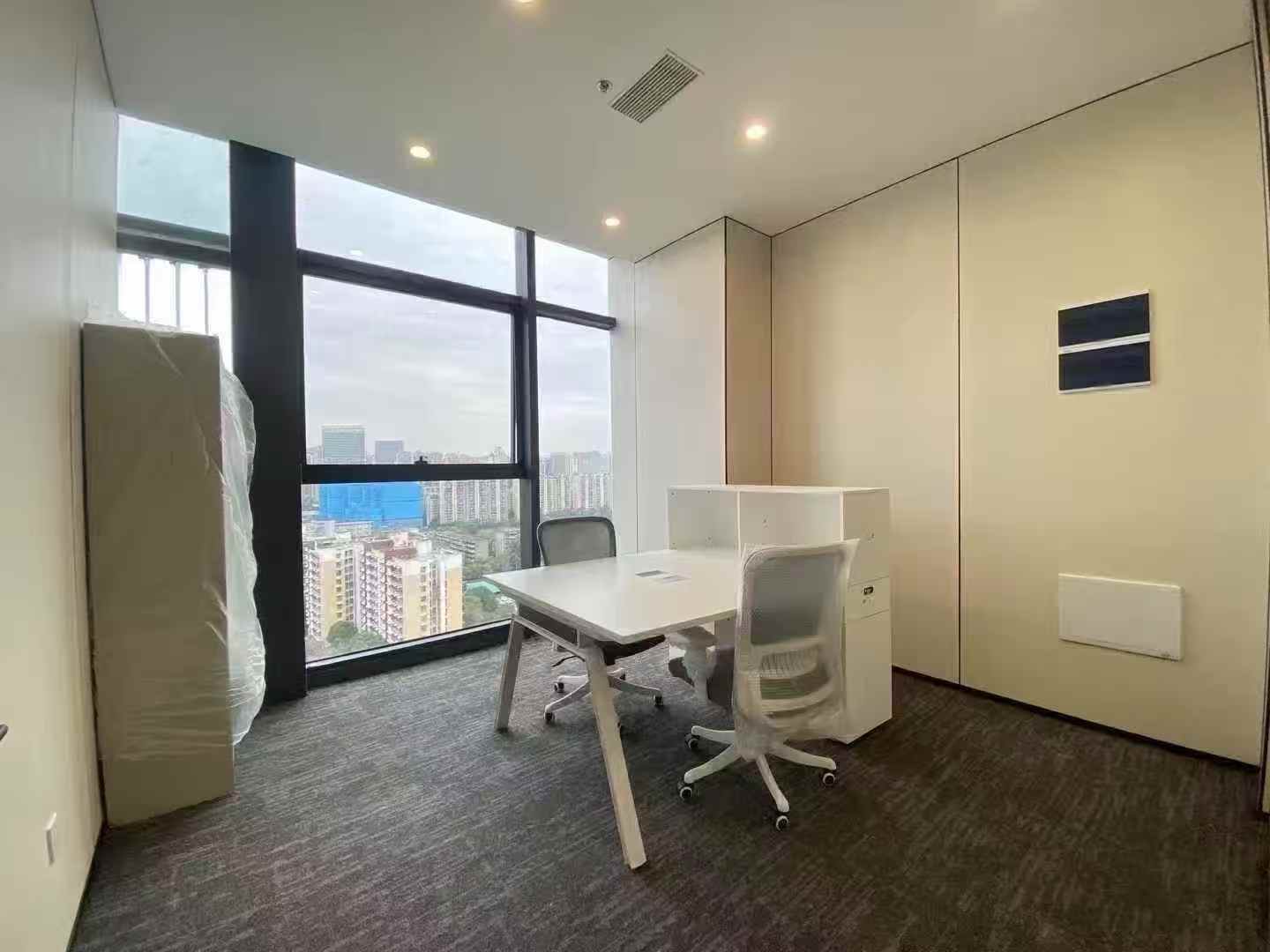 成华区8号线十里店地铁口 268平方 4隔间30工位 24小时空调 视野巴适 龙腾广场办公室出租