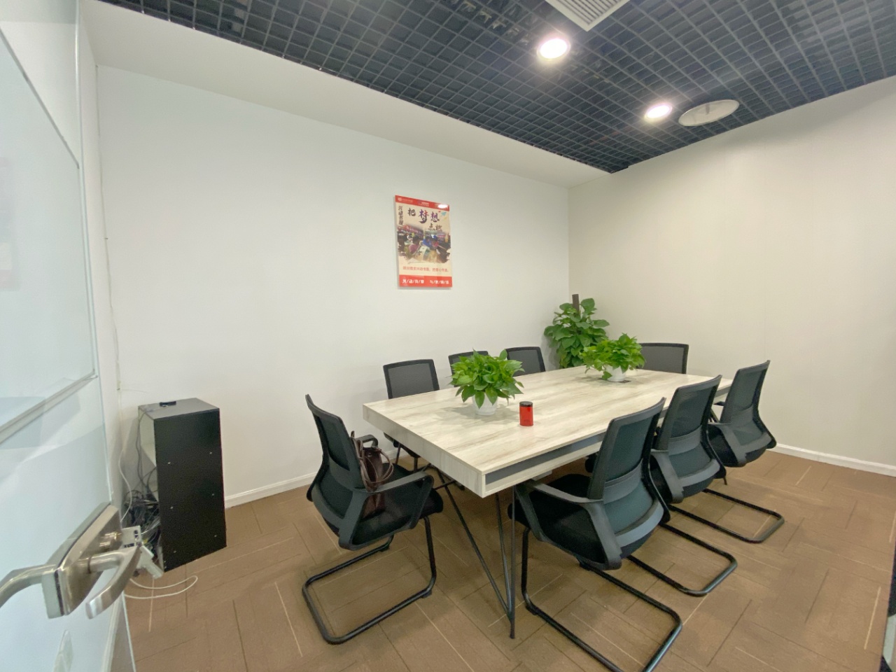 高新地铁三四百米 164平 3隔间15工位 按套含物业 近火车南站 性价比高 中航城市广场办公室出租