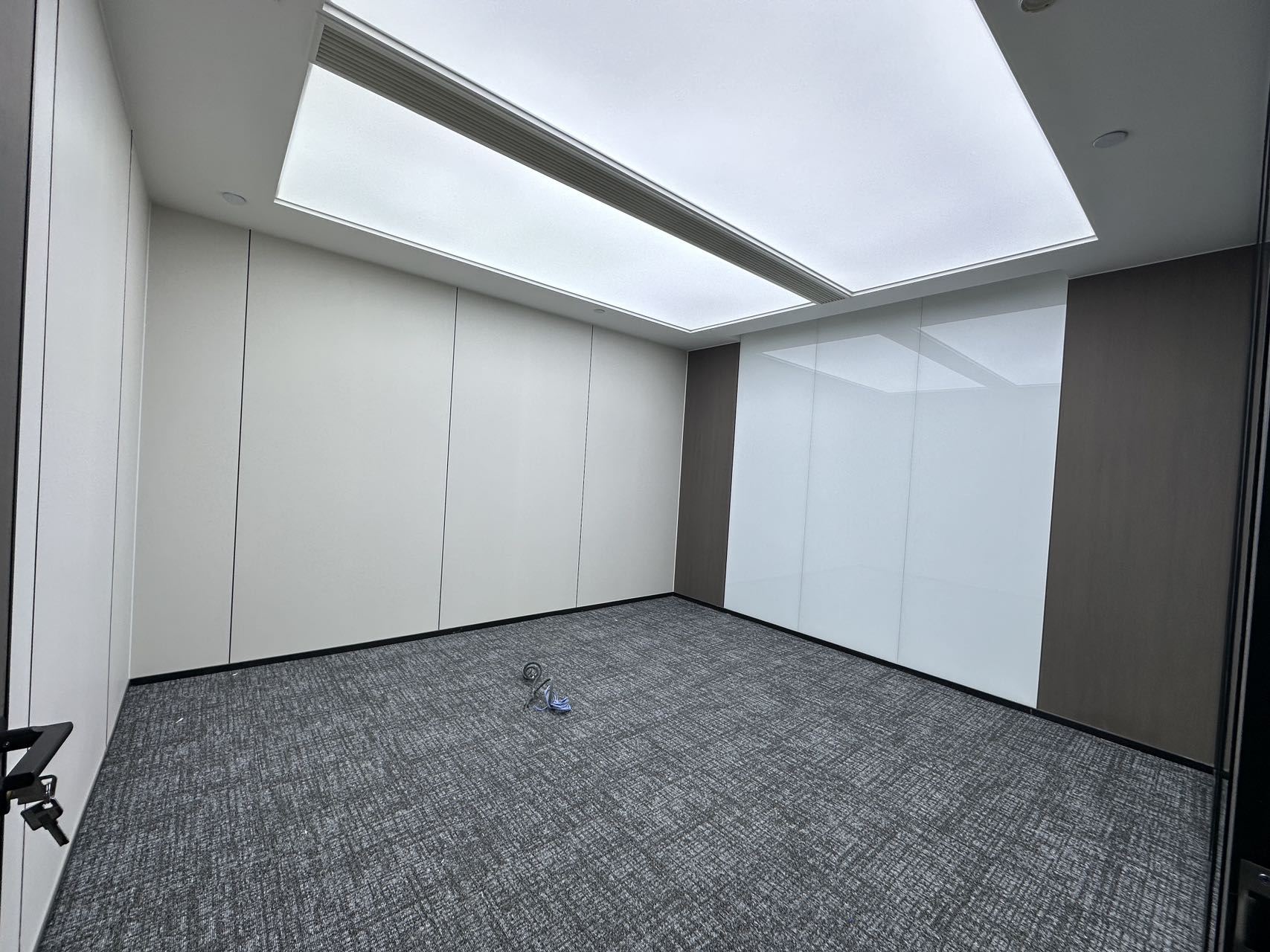 高新区孵化园地铁口 163平 3隔间12工位 24小时空调 物业含空调能耗 大会议室 嘉润国际中心办公室出租