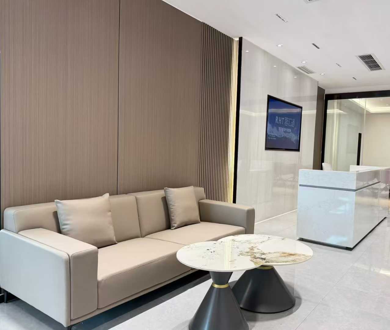 高新区孵化园核心CBD精致户型出租 338平 5隔间28工位 电梯口 大气前台 接待办公两不误 中航国际交流中心办公室出租