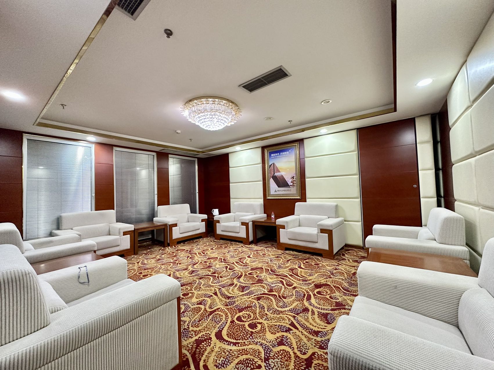 孵化园大气国企风 中式装修 半层出租 24小时空调 1000平方 20个隔间60工位  大气前台 中航国际交流中心办公室出租