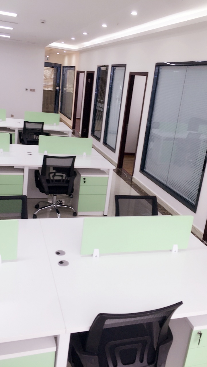 高新区新世纪环球中心精装150平办公室,户型方正 配套成熟 精装带家具