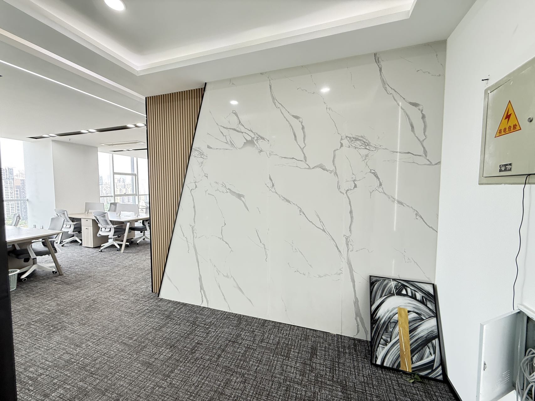5号线骑龙地铁 套租含物业费 4隔间18工位 双面采光 视野巴适 稀缺房源 欢迎咨询 美行中心办公室出租
