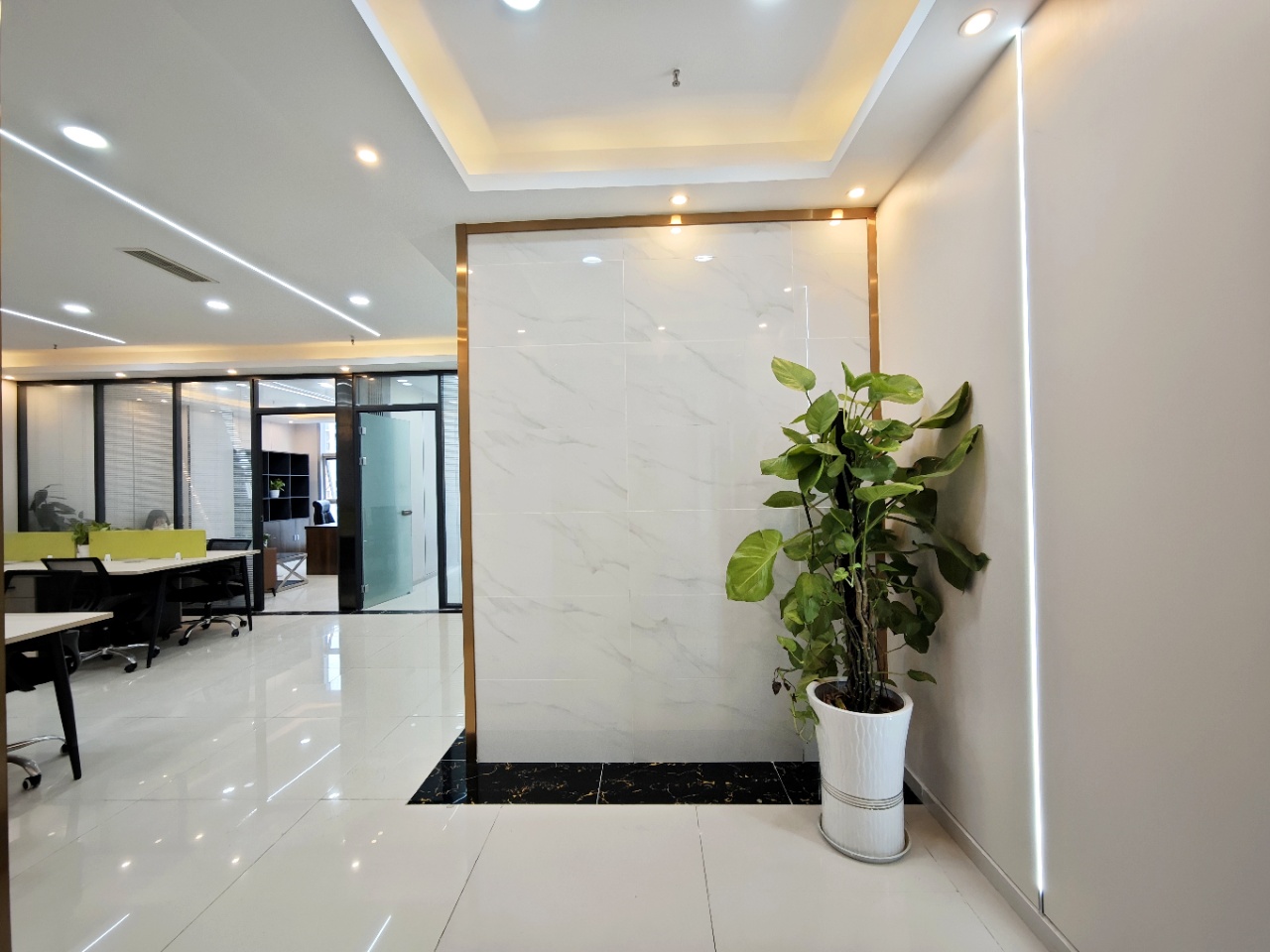 青羊区清江西路地铁近 按套出租 3隔间16工位 报价含物业费 户型方正 带家具 金沙万瑞中心办公室出租