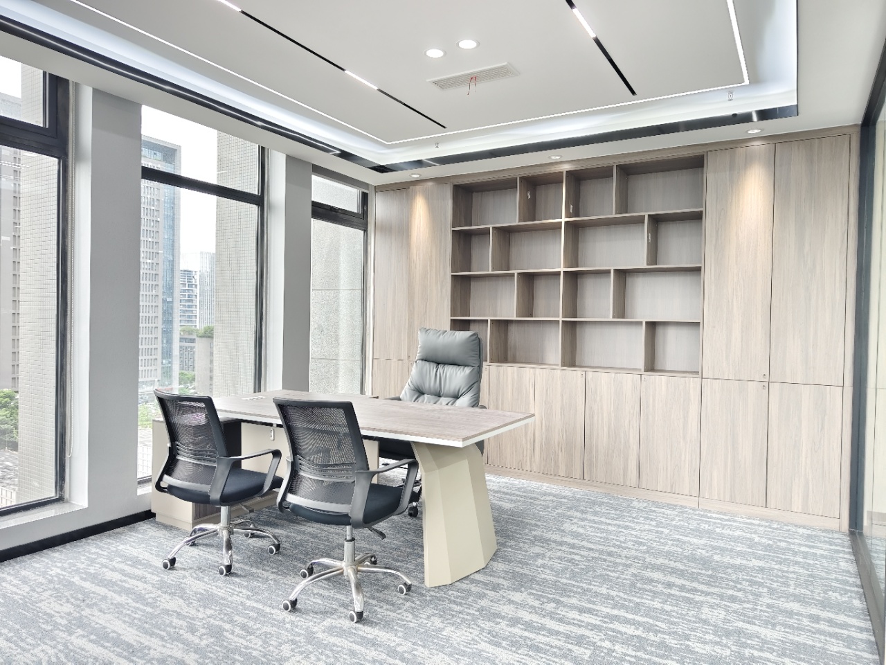 天府三街地铁口24小时空调楼盘 按套出租 5隔间30工位 双面采光老板间视野巴适 新希望国际办公室出租