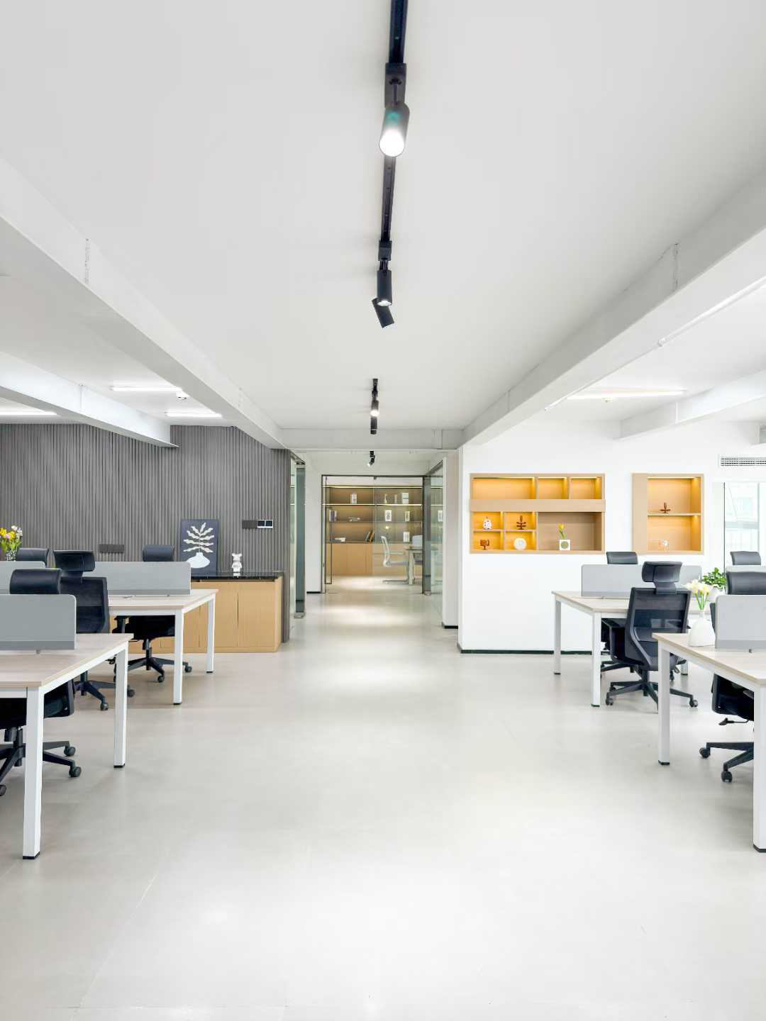 天府三街高品质跃层户型 使用面积520平 8隔间50工位 正对电梯口 带家具 视野巴适 福年广场办公室出租