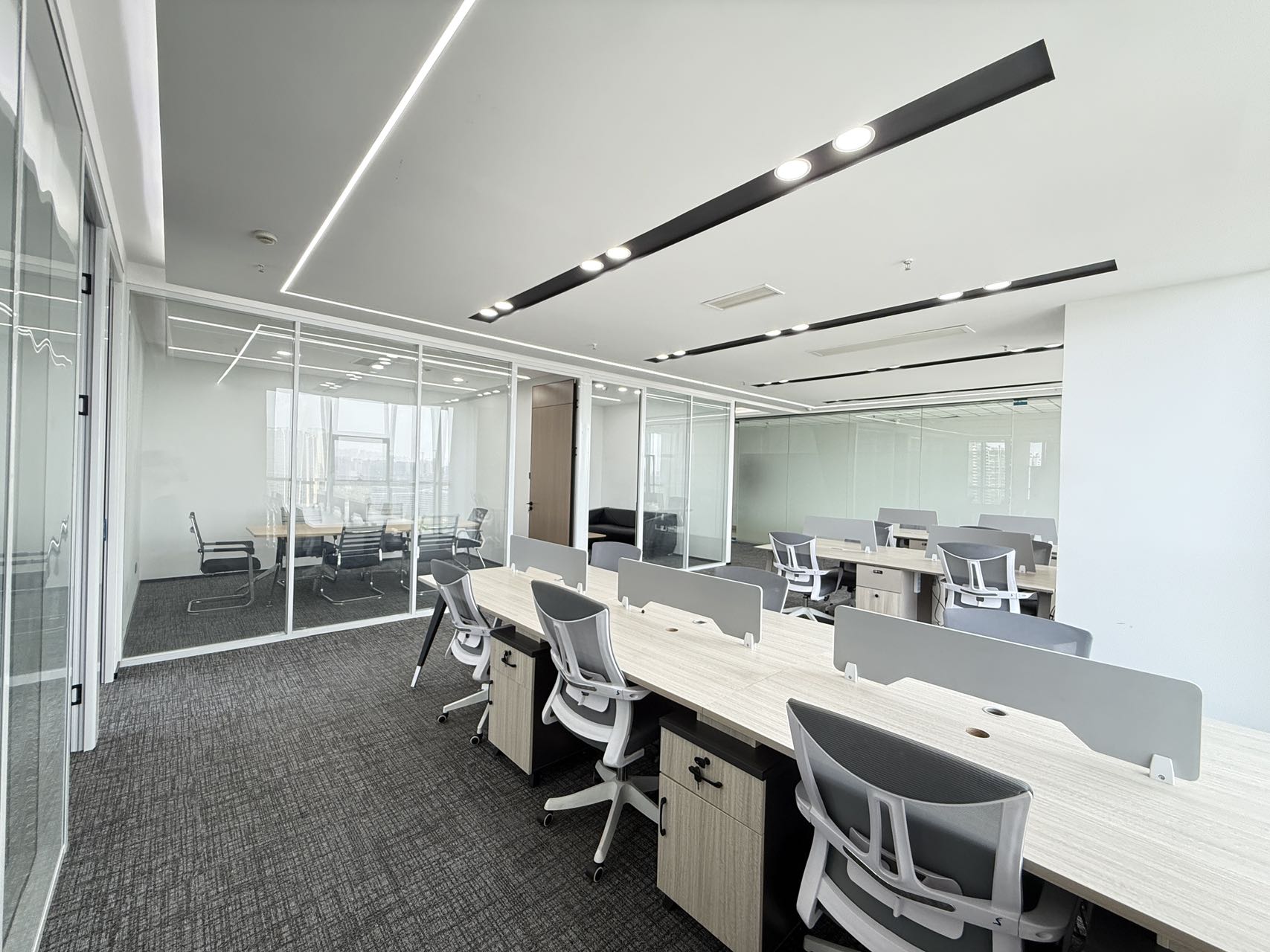 5号线骑龙地铁 套租含物业费 4隔间18工位 双面采光 视野巴适 稀缺房源 欢迎咨询 美行中心办公室出租