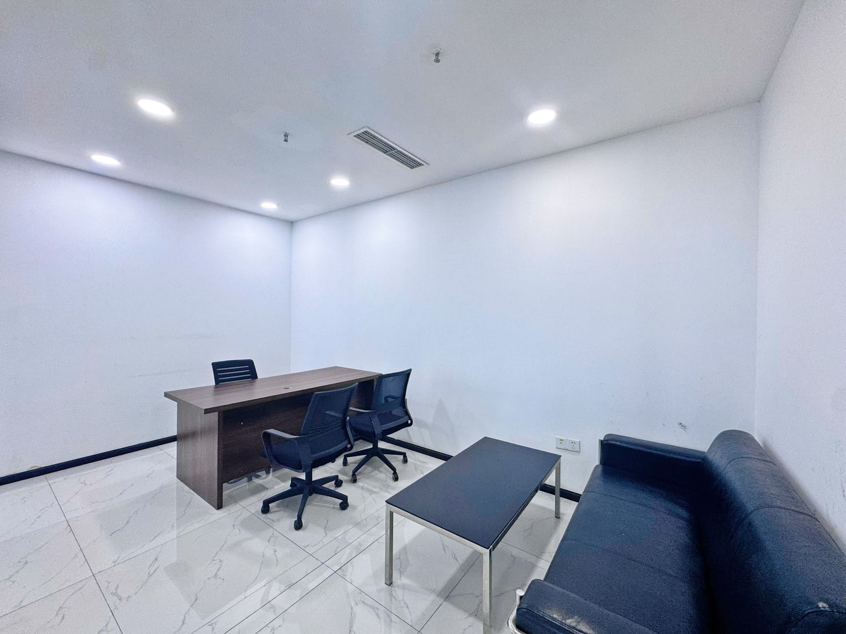 孵化园双面彩采光看双子塔 视野非常巴适 255平 4隔间16工位 精装带家具 楚峰国际办公室出租