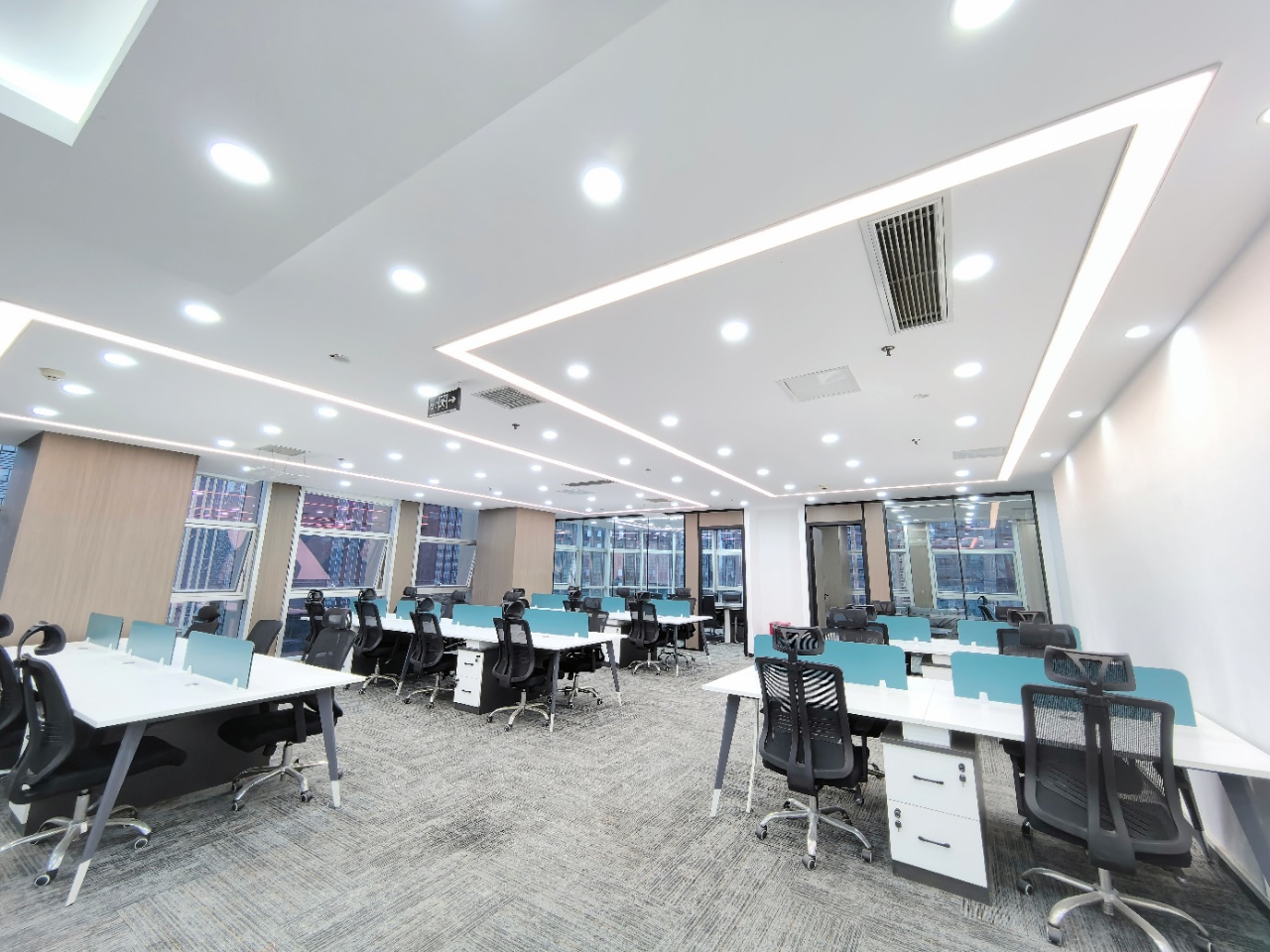 天府三街超甲双面采光优质户型 310平 5隔间30工位 含物业费 超甲楼盘 节能大厦办公室出租