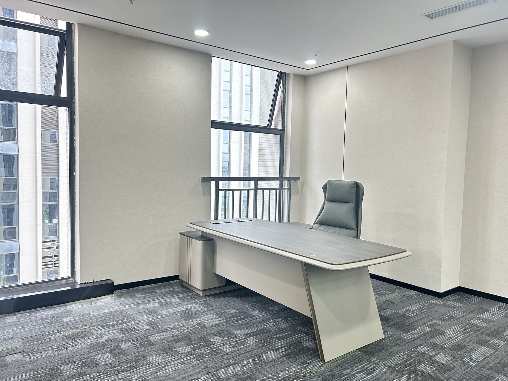 锦江区金石路地铁口 443平方 7隔间48工位 双面采光 无加时费 拎包入住 新希望中鼎国际办公室出租