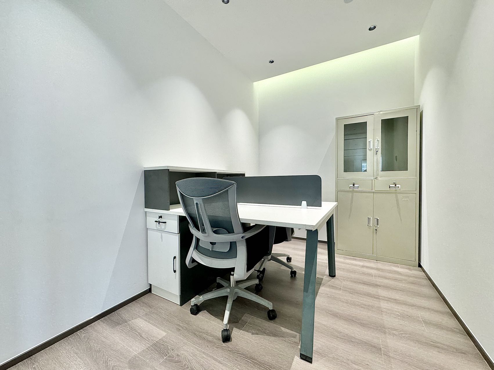 金融城接待好房 按套出租 含物业费 7隔间16工位 东南双面采光 看双子塔交子之环 誉峰国际办公室出租