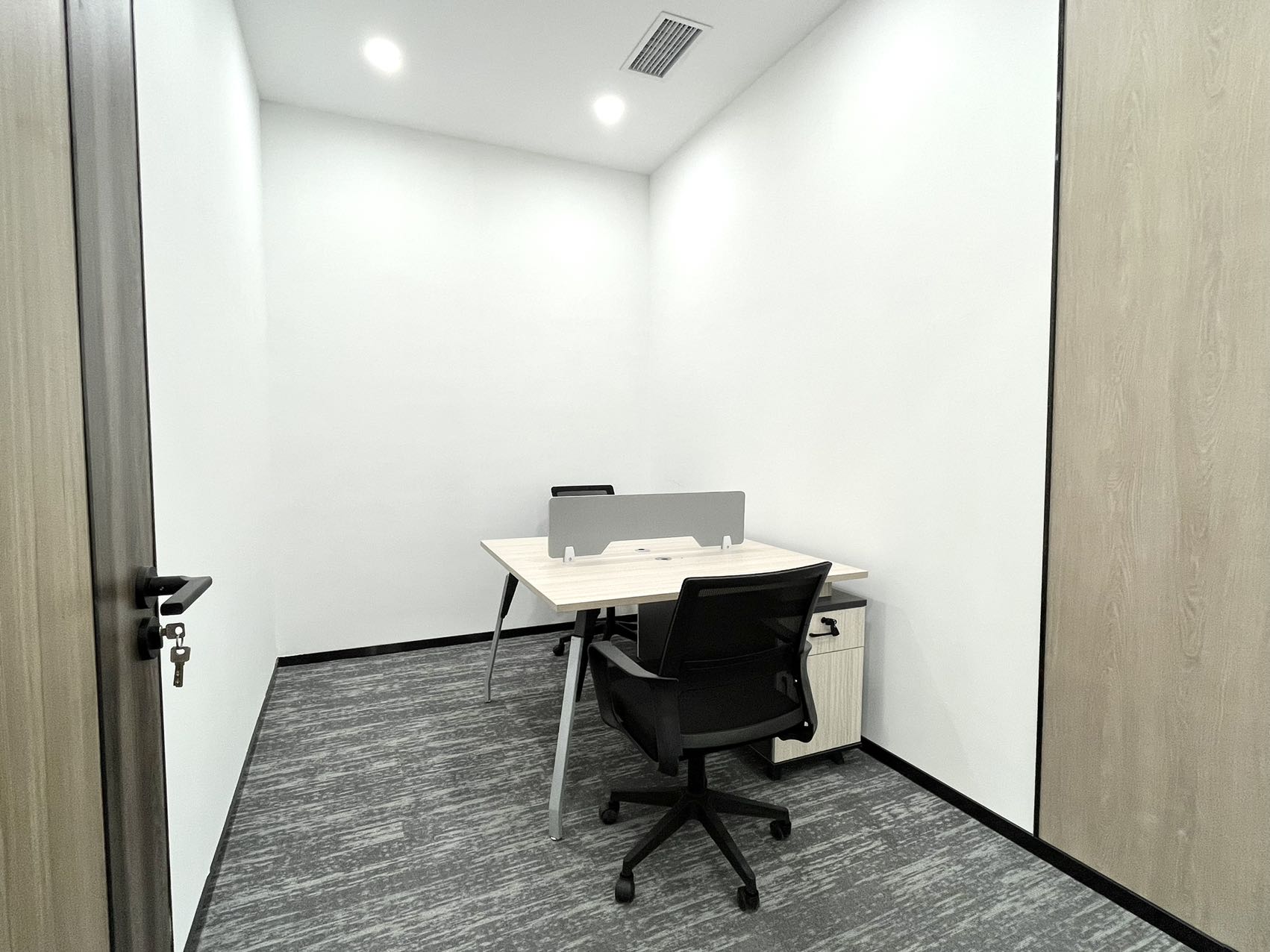 攀成钢精装小面积 按套出租 3隔间12工位 报价含物业费 24小时空调 落地窗 天廊T66办公室出租