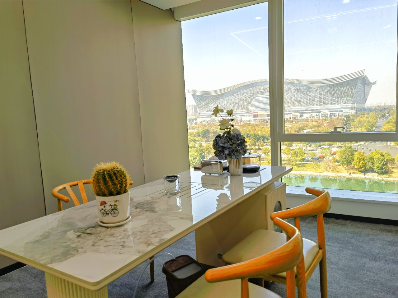 9号线芯岛地铁几百米 双面采光看江景 291平 6隔间24工位 无加时费 一梯一户静谧安逸  复地金融岛办公室出租